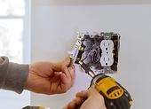 Jak opravit provrtaný kabel ve zdi?
