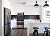 Bílá kuchyně s černými nábytkovými úchyty – podívejte se, jak je spolu elegantně kombinovat!