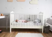 Co nesmí chybět v koutku pro miminko v ložnici rodičů?