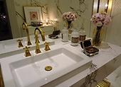 Zlato v koupelně, mozaiky a obklady v ušlechtilé barvě