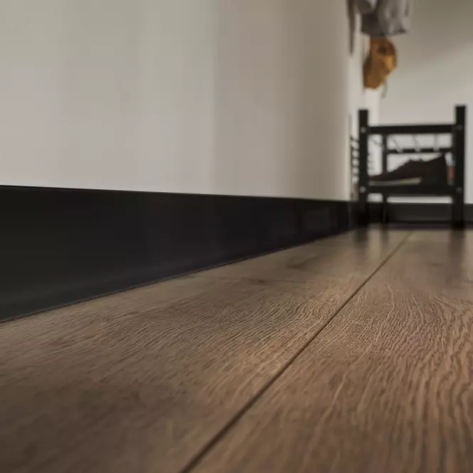 Podlahová lišta PCV Linela 412 černá,2