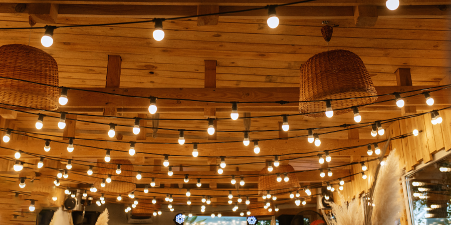 Celoroční LED světelné girlandy - dokonalé osvětlení terasy a balkonu