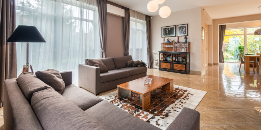 Aranžmá obývacího pokoje v podzimní atmosfěře – vsaďte na přírodní materiály