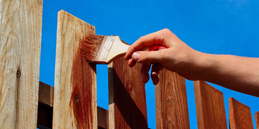 Jak zrenovovat dřevěný plot?