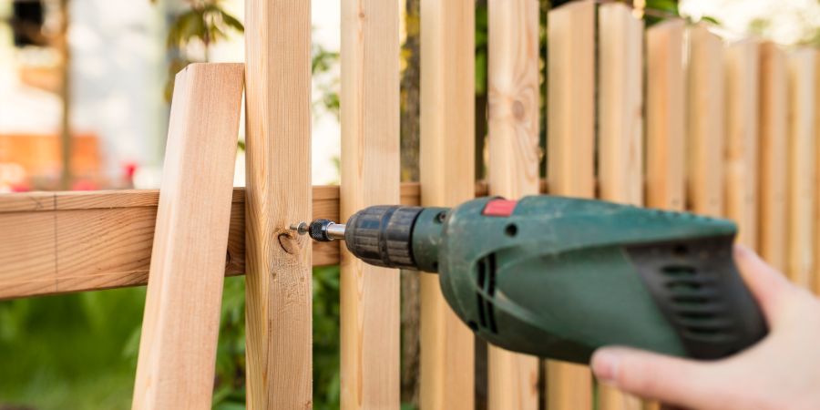 Čištění dřevěného plotu a příprava na malování