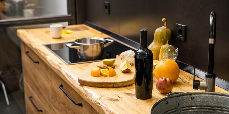 Povrchová úprava – jak na renovaci dřevěné kuchyňské pracovní desky?