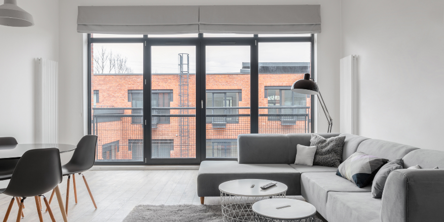 Jak zařídit obývací pokoj s velkými okny?