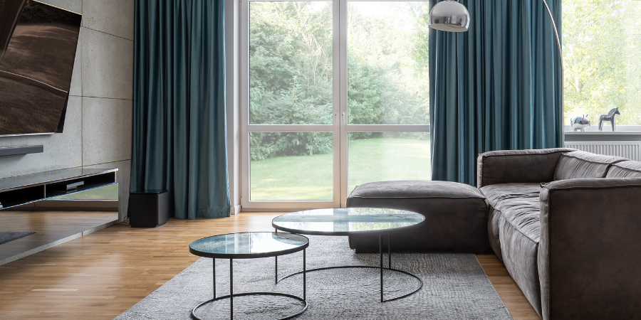 Velká plocha oken v obývacím pokoji a vhodné barvy v aranžmá