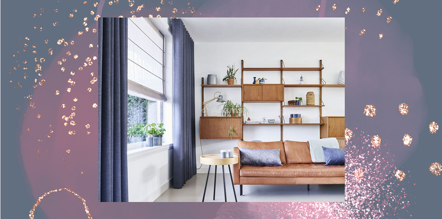 Bílá roleta ve formě záclony a fialové závěsy do obývacího pokoje